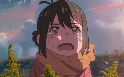 Suzume, siendo aún una niña, llora desconsolada por la pérdida de su madre, en una escena que captura uno de los momentos más emotivos de la película Suzume.